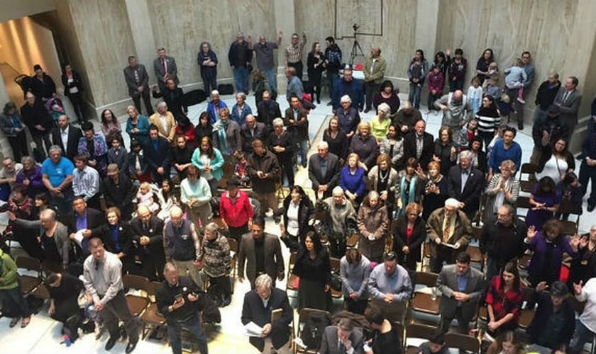 Legisladores, pastores, líderes, mães, pais, avós e crianças pequenas levantaram suas vozes para adorar a Jesus e receber mais do Espírito Santo. (Foto: Reprodução).