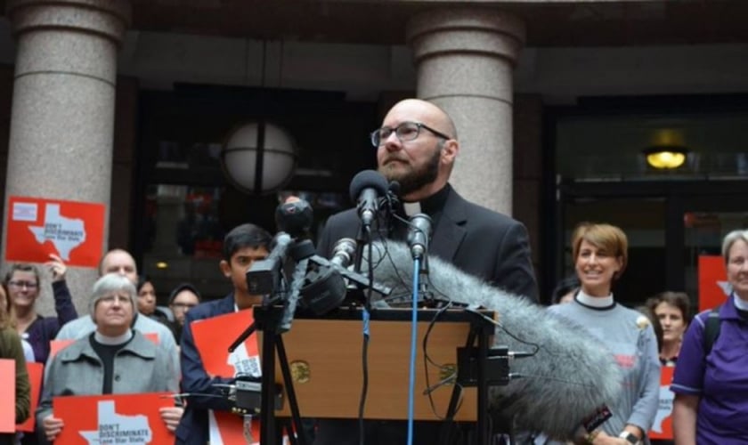Pastor S. David Wynn participa de manifestação LGBT, no Texas. (Foto: Facebook/Agape MCC)