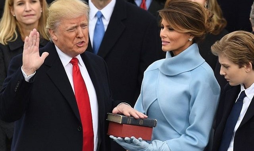 Donald Trump faz juramento sobre Bíblia em sua posse presidencial. (Foto: BreitBart)