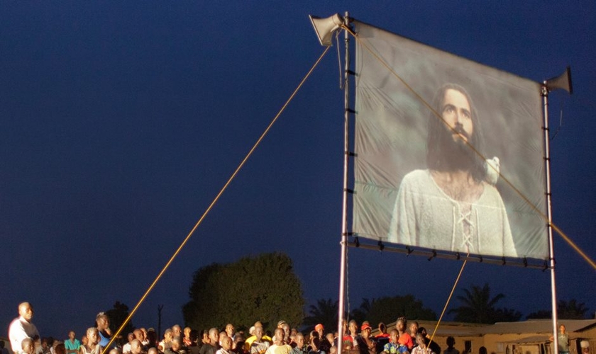 Exibição do filme 'Jesus' sendo realizada em comunidade. (Foto: Jesus Film Project)