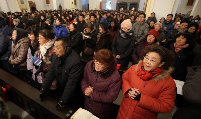 Cristãos participam de culto em igreja chinesa. (Foto: CNS photo/Wu Hong)