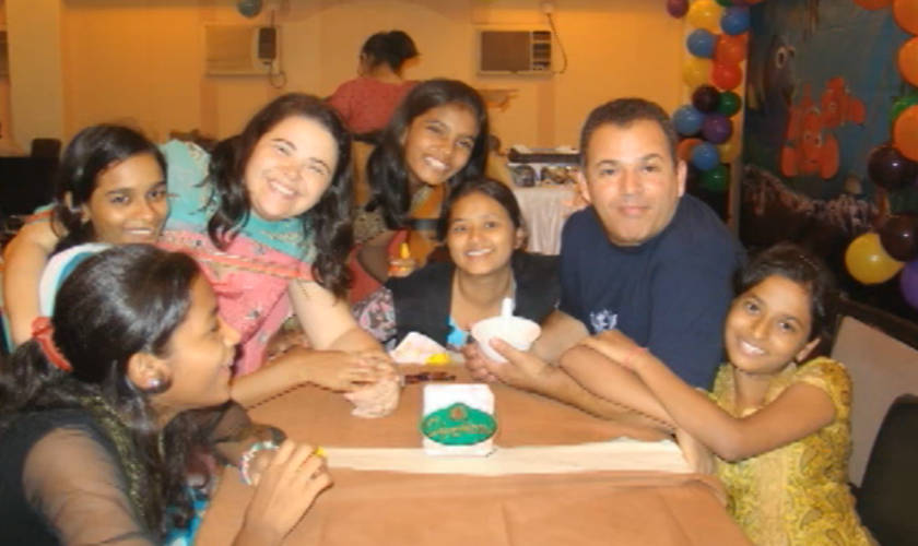 Para que o pastor possa continuar atuando na Índia, ele criou um projeto chamado “Café Missionário”. (Foto: Reprodução).