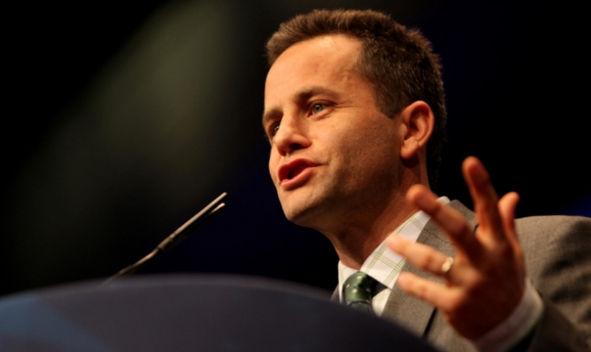 Kirk Cameron é conhecido por atuar em filmes cristãos como “Deixados para Trás” e “Prova de Fogo”. (Foto: Reprodução)