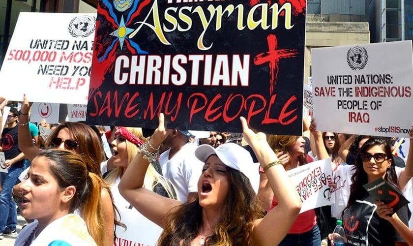 Cristãos assírios protestam contra a perseguição religiosa. (Foto: Michael Schmidt/Sun-Times)