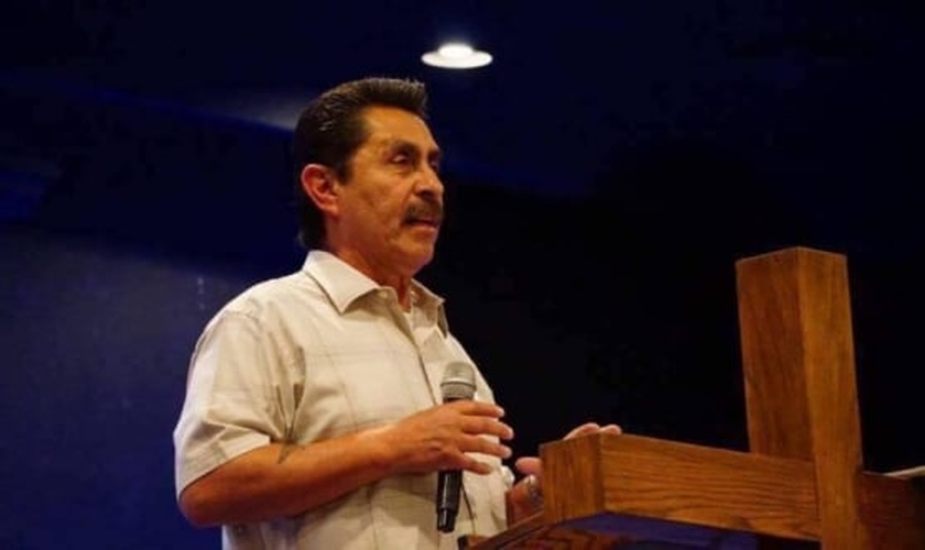 Pastor Robert Valero foi assinado por um dos membros de seu rebanho, nos EUA. (Foto: Facebook)