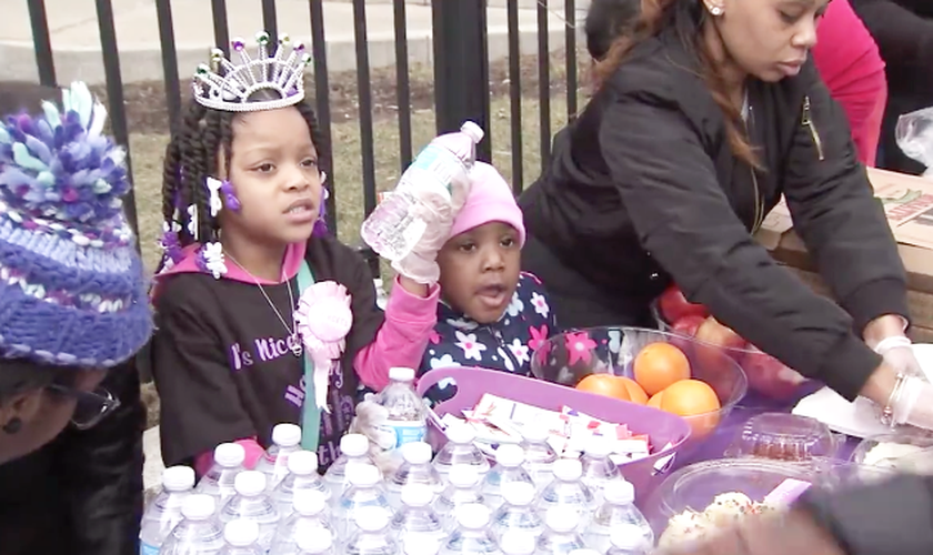 Com a ajuda da igreja e da família, Armani Crews distribuiu alimentos no dia de seu aniversário. (Foto: Reprodução/Fox 32 Chicago)