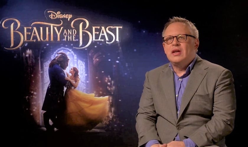 Bill Condon dando uma entrevista sobre seu novo filme "A Bela e a Fera". (Imagem: Youtube)