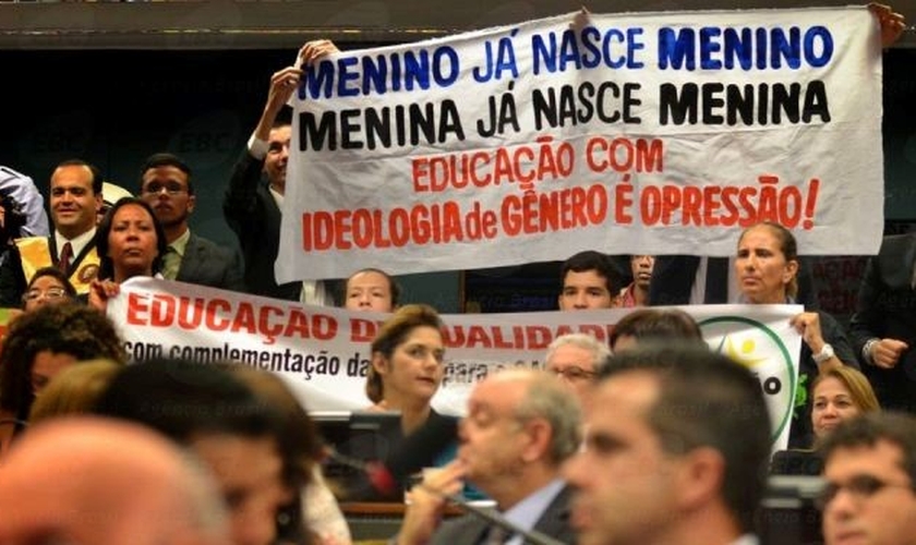 Protesto contra a ideologia de gênero em audiência pública na Câmara. (Foto: José Cruz/Agência Brasil))