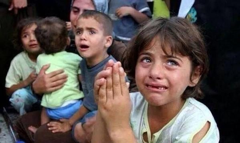 O uso de crianças e adultos civis como escudos humanos tem se tornado uma prática comum do Estado Islâmico em seus combates. (Foto: Islam Media Analysis)