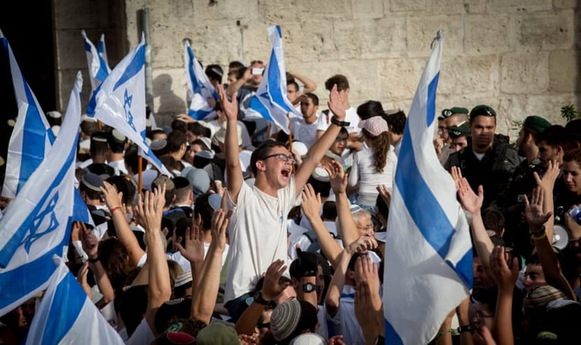 Judeus celebram no Monte do Templo. (Foto: The Times of Israel)