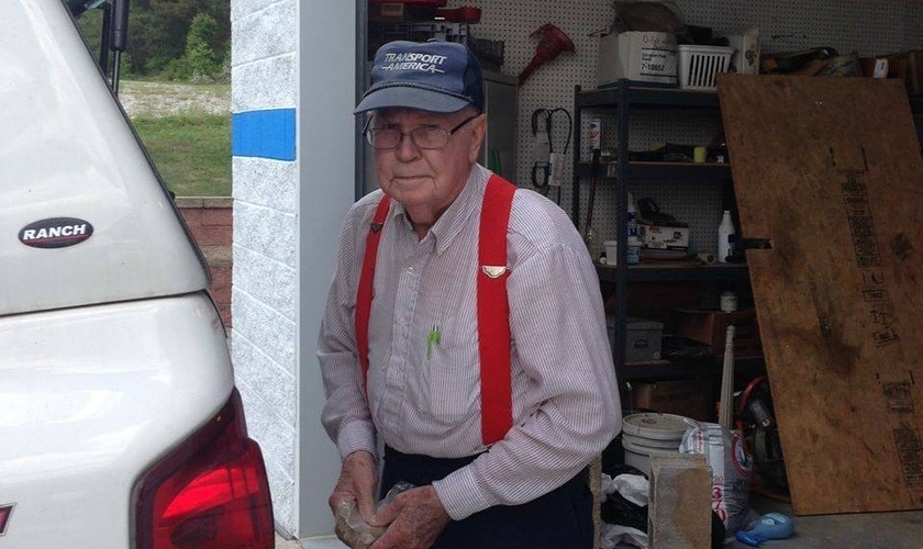 Johnny Jennings começou a recolher papeis para reciclagem há mais de 30 anos e hoje faz dessa atividade, uma forma de ajudar instituições de caridade. (Foto: Facebook)