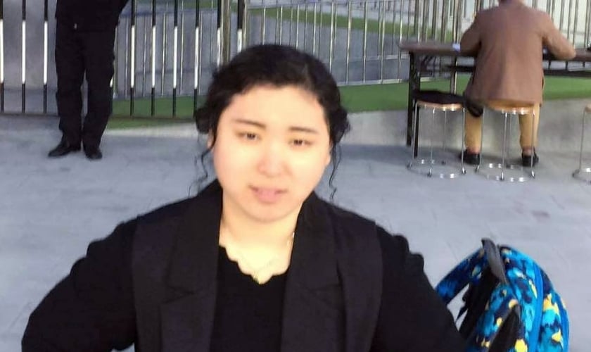 Xu Lei, a esposa de Li Hongmin está sendo forçada a sair de seu apartamento. (Foto: China Aid).