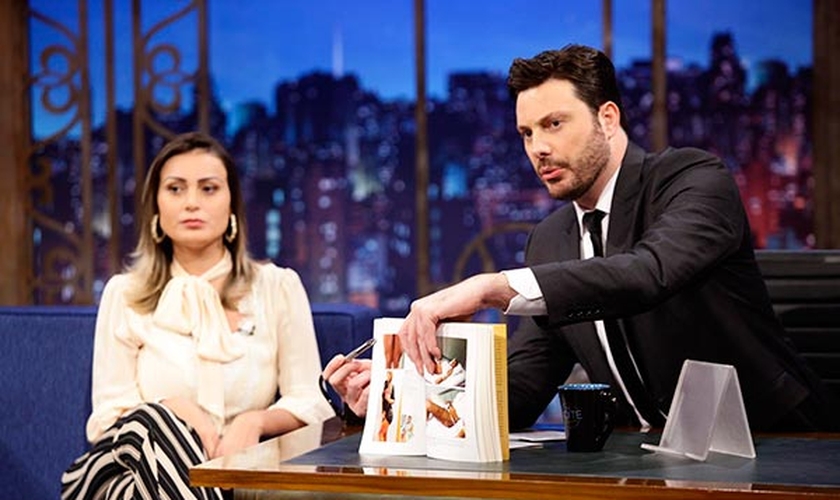 Andressa Urach em entrevista ao apresentador Danilo Gentilli. (Foto: Gabriel Cardoso/SBT)