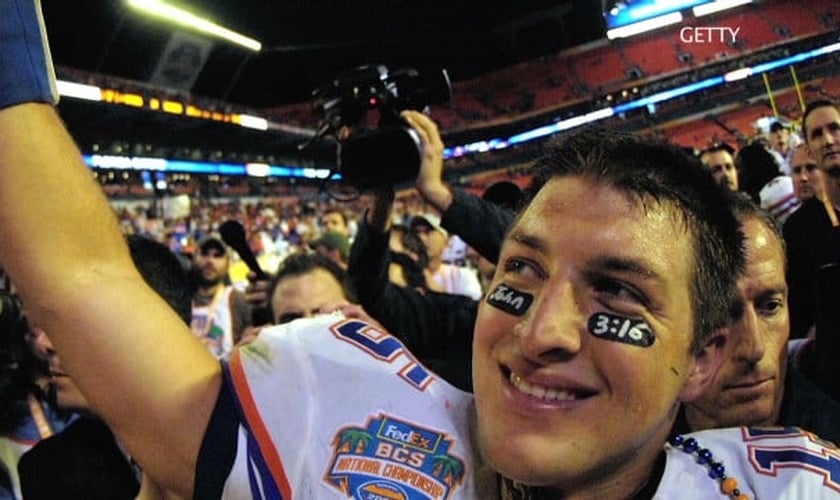 Em 2009, Tim Tebow decidiu jogar pelo seu time de futebol americano com a referência a João 3:16 sob seus olhos. (Foto: CNN)