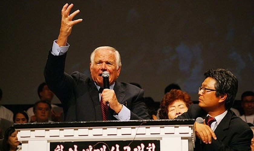 Loren Cunningham durante pregação na Coreia do Norte. (Foto: YWAM)