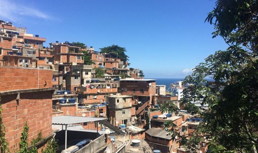 Favela do Cantagalo abriga duas igrejas católicas e pelo menos 15 evangélicas. (Foto: Chris Arsenault/Thomson Reuters Foundation)