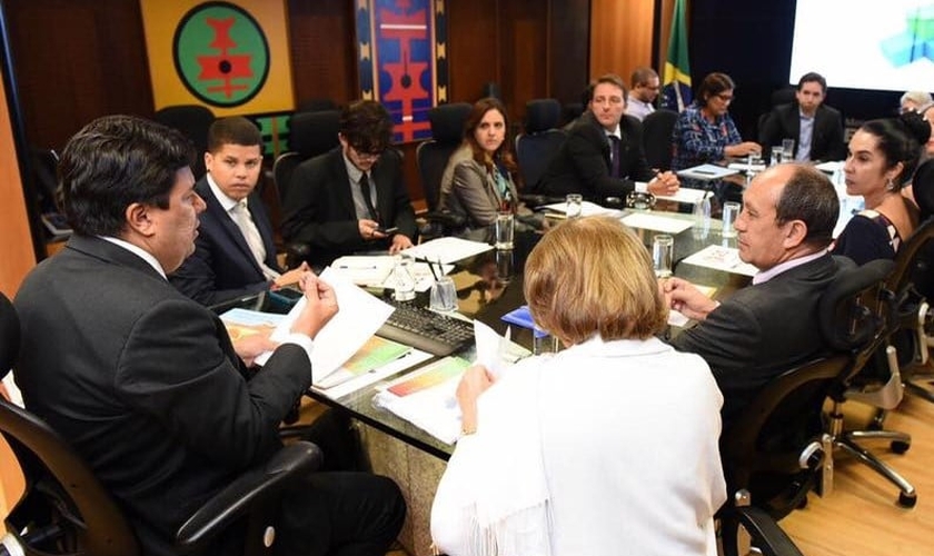 Ministro Mendonça Filho (esquerda) se encontra com ativistas LGBTI. (Foto: Facebook)