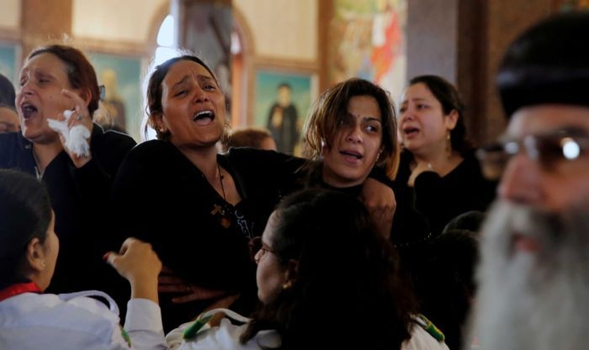 Cristãos coptas choram a morte de seus parentes em ataques terroristas. (Foto: ABC)