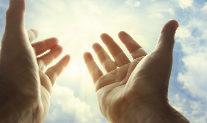 Mãos estendidas para o céu. (Foto: Novo Tempo)