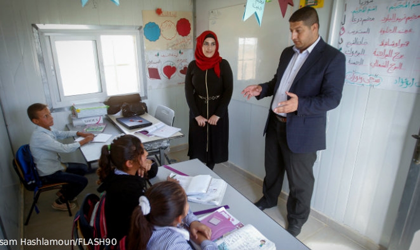 Nas escolas, palestinos ensinam crianças a lutarem contra Israel. (Foto: Wisam Hashlamoun/Flash 90)