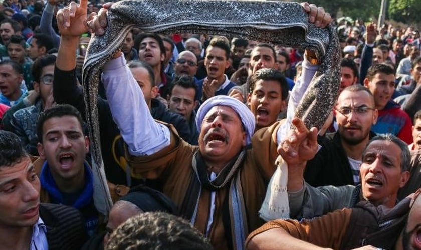Cristãos coptas lamentam a morte de parentes em ataques terroristas. (Foto: News.com.au)
