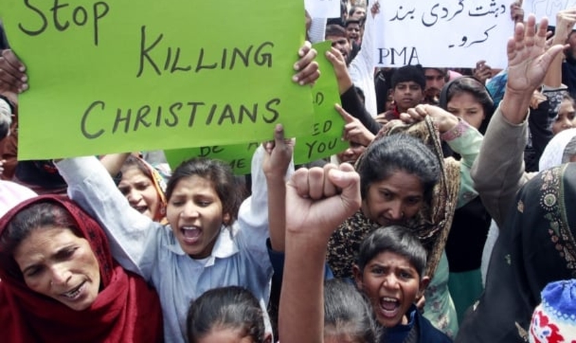 Cristãos paquistaneses protestam contra a intolerância religiosa, após um ataque terrorista suicida em 2015. (Foto: Reuters)