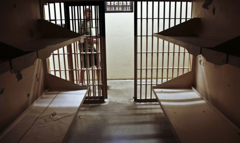 Imagem ilustrativa. Detento renunciou sua fé muçulmana por causa do amor que recebeu de cristãos. (Foto: Reuters/Rick Wilking)