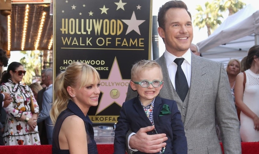 Chris Pratt ao lado da esposa e do filho, na Calçada da Fama, em Hollywood. (Foto: Getty Images)