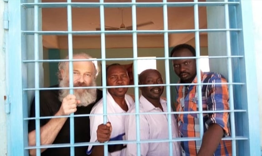 Prisioneiros cristãos em Cartum. O missionário theco Petr Jasek (à esquerda) já foi libertado em fevereiro, mas seus colegas continuam presos. (Foto: Missão Portas Abertas)