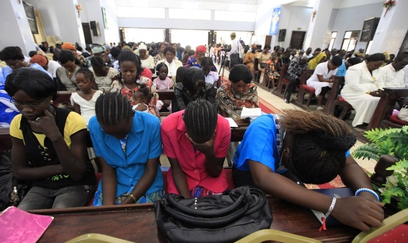 Cristãos sudaneses participam de culto. (Foto: REUTERS/MOHAMED NURELDIN ABDALLAH)