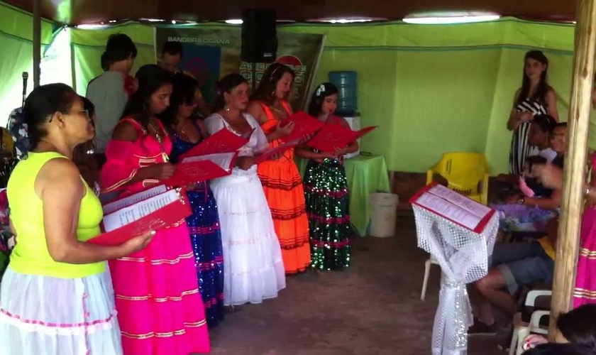 Cristãos ciganos realizam culto em tenda nômade, em São Paulo. (Foto: Reprodução/Junta de Missões Nacionais)