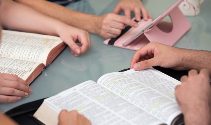 Após ter sua leitura interrompida, Mark educadamente explicou que havia chegado cedo para a aula, para que pudesse ler a sua Bíblia. (Foto: Reprodução).