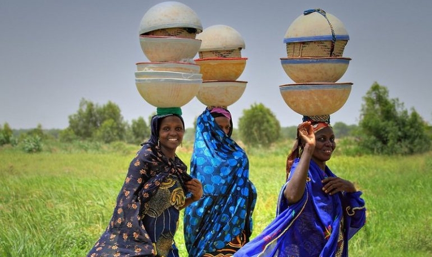 Mulheres do grupo étnico fulani, que compreende várias populações espalhadas pela África Ocidental. (Foto: Irene Becker)