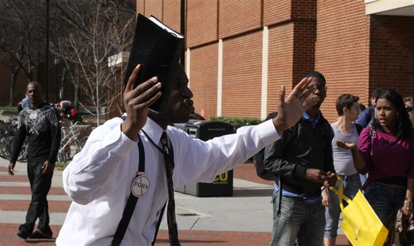 Chike está arquivando um processo contra a faculdade com o apoio da Aliança em Defesa da Liberdade. (Foto: Reprodução).