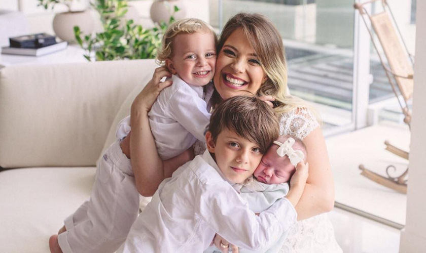 Mariana posa junto com os filhos de Tito, 6 anos, Davi, 2 anos e Bella, de poucos meses. (Foto: Erika Muniz)
