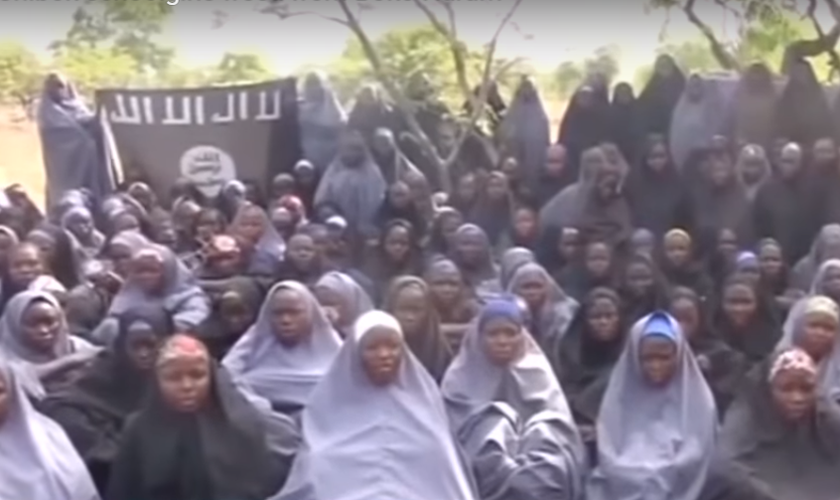 As 82 garotas libertas foram recebidas no último domingo (7) em Abuja, capital da Nigéria. (Foto: Reprodução).