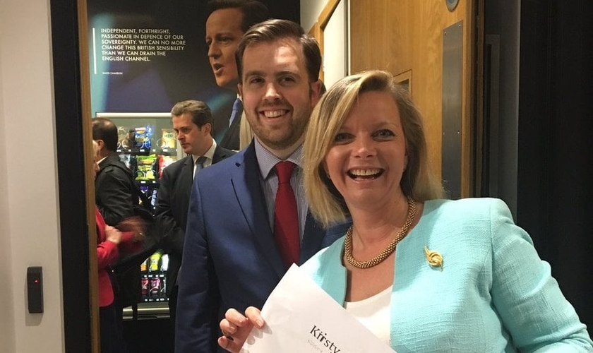 Kirsty atua também como voluntária no abrigo noturno de Brighton. (Foto: Reprodução / Twitter).
