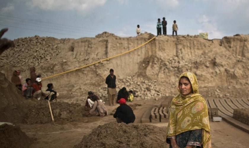 Navila Shirali, de 17 anos, posa para uma foto em seu local de trabalho, no Paquistão. (Foto: Arquivo/AP)
