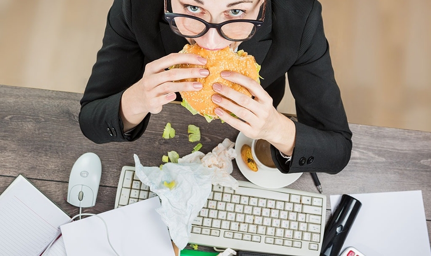 Maioria das pessoas têm dificuldades em se alimentar bem na rotina agitada. (Foto: Reprodução)