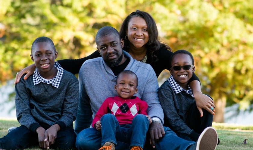 Pastor Lamar Hardwick, esposa e filhos. (Foto: New Community Church)