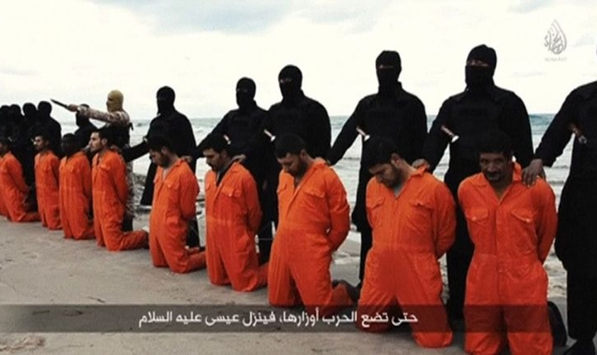 Estado Islâmico decapitou 21 cristãos em uma praia da Líbia, em fevereiro de 2015. (Imagem: Youtube)