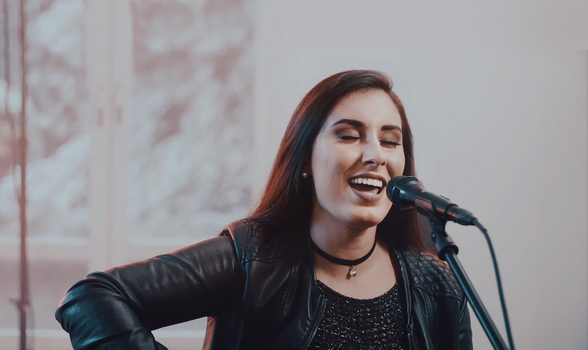 A canção ganhou um vídeo que faz parte do projeto Musile Sessions e já está disponível no YouTube. (Foto: Divulgação).