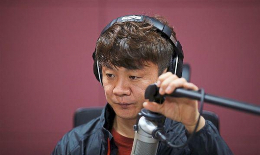 O missionário Kim Chung-seong também é radialista e distribui arquivos de áudio com mensagens evangelísticas para os norte-coreanos. (Foto: Reuters)