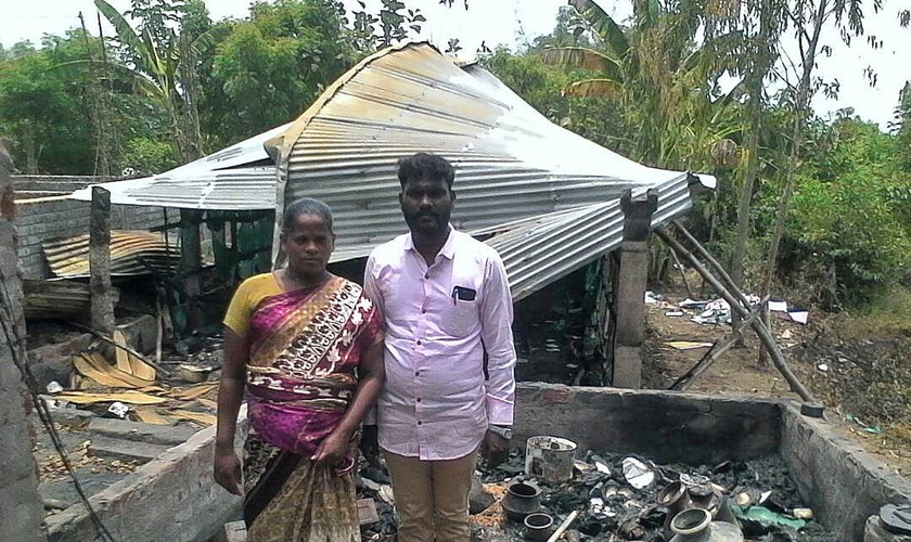 Pastor John Muller e sua esposa perderam casa e igreja após incêndio. (Foto: Morning Star News)