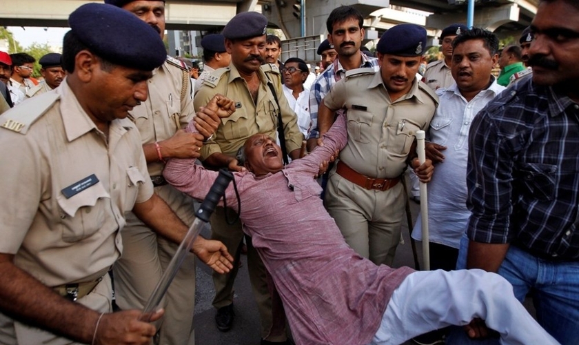 Dalit cristão é preso após protestar contra a perseguição religiosa, na Índia. (Foto: Reuters)