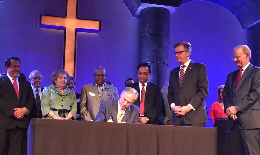 Governador Greg Abbott assina nova "Lei de Defesa dos Sermões" ao lado de pastores, no Texas. (Foto: Twitter)