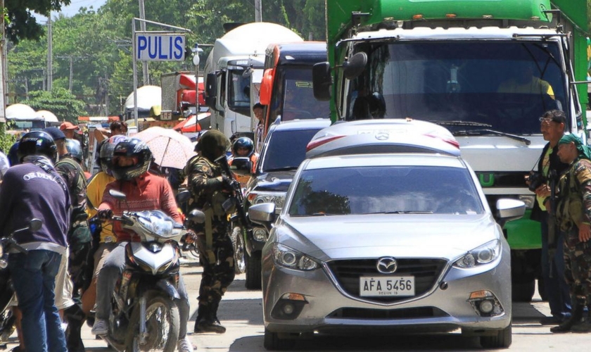 Soldados em posto de controle após o cerco de militantes muçulmanos em Marawi, nas Filipinas. (Foto: AP Photo)