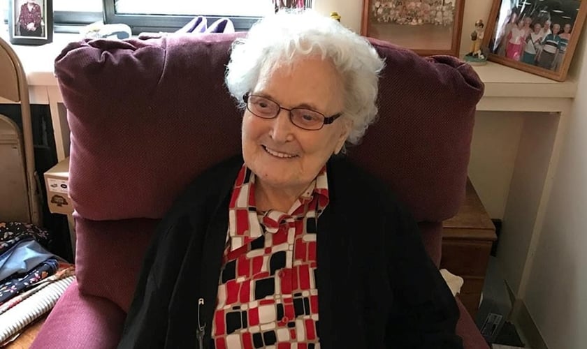 Allie Candler tem 107 anos e, mesmo "aposentada", continua exercendo seu ministério de forma extra-oficial, evangelizando e expressando o amor de Jesus às pessoas. (Foto: Baptist Press)