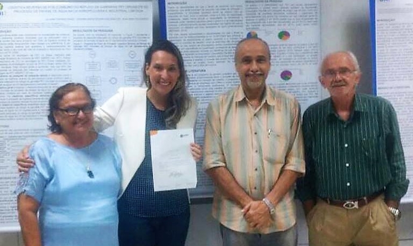 Sarah Andrade, com seus pais (nas pontas) e seu professor Cicero Alexandre Braz (banca examinadora), após ser aprovada na Conclusão de Curso. (Foto: Facebook)