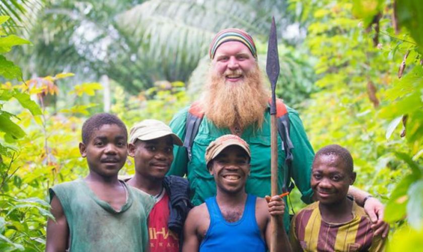 Lutador de MMA Justin Wren junto com os Pigmeus Bambuti, do Congo. (Foto: Facebook)